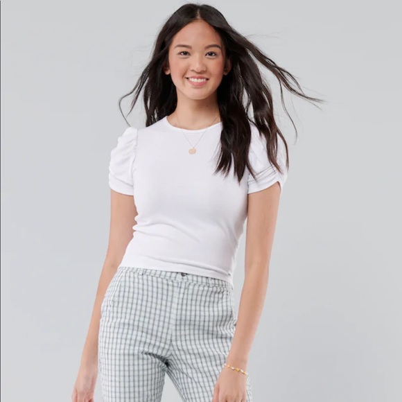 Women’s Hollister Black Must-Have Puff-Sleeve Baby Tee - Picture 2 of 14